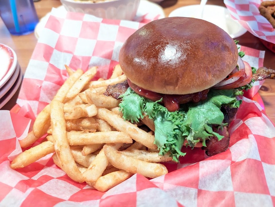 Burger with Lettuce Tomato